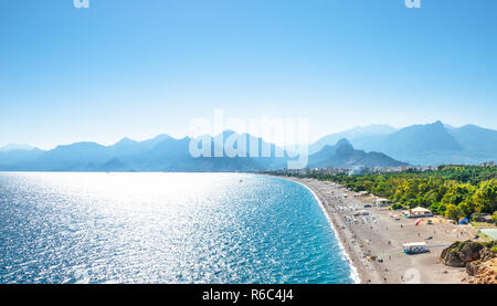 Panoramablick auf die vogelperspektive von Antalya und mediterrane Küste und Strand, Antalya, Türkei, Herbst Stockfoto