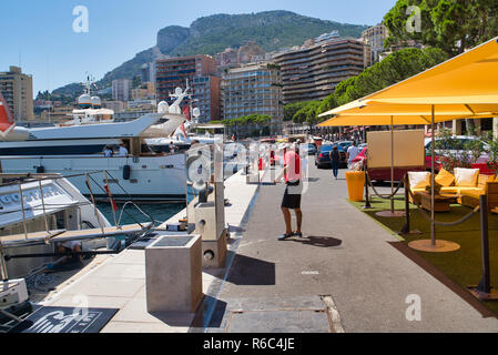 MONACO, Europa - 11. AUGUST 2018: einen Liegeplatz mit Yachten, die Ufer der Hafen von Monte Carlo. Stockfoto