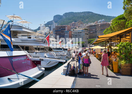 MONACO, Europa - 11. AUGUST 2018: einen Liegeplatz mit Yachten, die Ufer der Hafen von Monte Carlo. Stockfoto