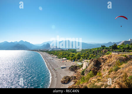 Panoramablick auf die vogelperspektive von Antalya und mediterrane Küste und Strand mit einem Gleitschirm, Antalya, Türkei, Herbst Stockfoto