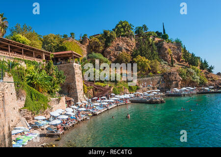 Panoramablick auf die vogelperspektive von Antalya und mediterrane Küste und Strand, Antalya, Türkei, Herbst Stockfoto
