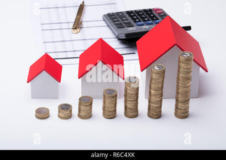 Stapel von Münzen Vor dem Haus Modell und Dokumente Stockfoto