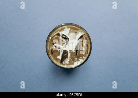 Ansicht von oben Close-up auf aromatische Frische Eiskaffee auf blauem Hintergrund. Morgen erfrischenden alkoholfreien Getränk. Stockfoto