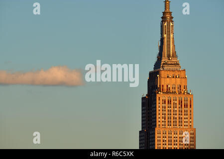 Oben auf dem Empire State Building skyscraper im Abendlicht. Midtown Manhattan, New York City, USA Stockfoto