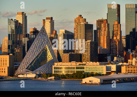 Antenne Sonnenuntergang Blick auf Midtown West Manhattan Wolkenkratzer einschließlich des einzigartigen, modernen pyramidal geformte über West 57. New York City, USA Stockfoto