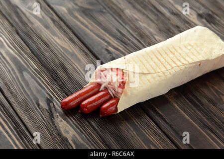 Jagd Wurst in pita Brot auf einem dunklen Hintergrund Stockfoto