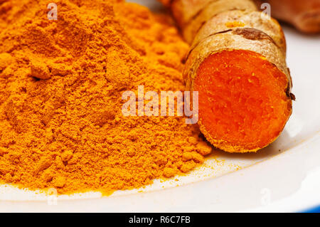 Gelbwurz, Root und Pulver Stockfoto