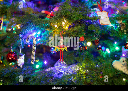 Nahaufnahme der Weihnachtsbaum, viele Ornamente, Weihnachtsbeleuchtung Stockfoto