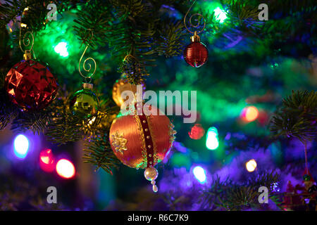 Nahaufnahme der Weihnachtsbaum, aufwendige Stoff genäht Ornament, Weihnachtsbeleuchtung und andere festliche Dekorationen. Stockfoto