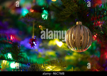 Der Weihnachtsbaum, schönes Golf, Ornamente, Weihnachtsbeleuchtung, und andere festliche Dekorationen. Schuß auf Canon 5D Mk IV. Stockfoto