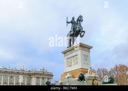 MADRID, Spanien - 31. Dezember 2017: Das Denkmal für Philip IV oder Brunnen von Philip IV., die auf der ersten Hälfte des 19. Jahrhunderts datiert, an der Plaza de Orient Stockfoto