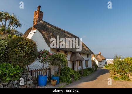 Ein malerisches Reetdachhaus in einer ruhigen Seitenstraße im Church Cove auf der Lizard Halbinsel in der Nähe von Lizard Village, Cornwall, England Stockfoto