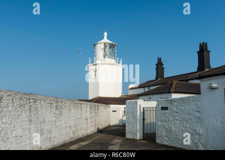 Die historische Eidechse Leuchtturm in Eidechse, Cornwall steht auf dem südlichsten Punkt auf das Englische Festland. Es ist jetzt ein Visitor Center, betrieben von Stockfoto