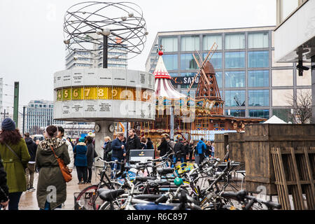 BERLIN, DEUTSCHLAND - MÄRZ 2018: Die Urania Weltzeituhr auf dem öffentlichen Platz Alexanderplatz in Mitte, Berlin Stockfoto