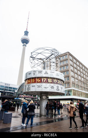 BERLIN, DEUTSCHLAND - MÄRZ 2018: Die Urania Weltzeituhr auf dem öffentlichen Platz Alexanderplatz in Mitte, Berlin Stockfoto