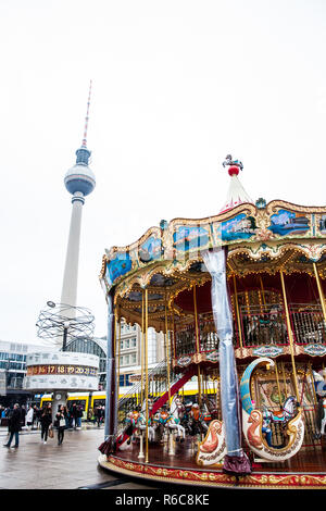 BERLIN, DEUTSCHLAND - MÄRZ 2018: Bunte alte Mode Karussell am Alexanderplatz in Berlin City Centre am kalten Ende des Winters Tag entfernt Stockfoto