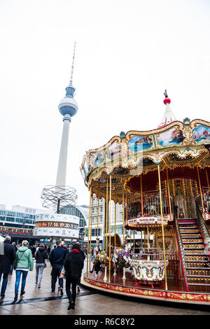 BERLIN, DEUTSCHLAND - MÄRZ 2018: Bunte alte Mode Karussell am Alexanderplatz in Berlin City Centre am kalten Ende des Winters Tag entfernt Stockfoto