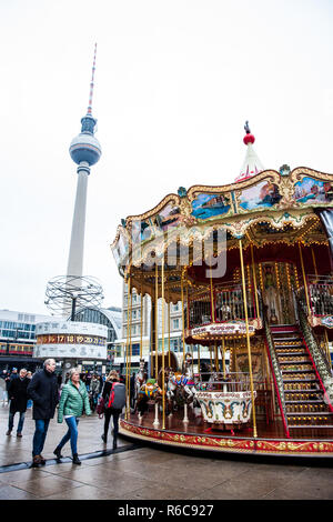 BERLIN, DEUTSCHLAND - MÄRZ 2018: Bunte alte Mode Karussell am Alexanderplatz in Berlin City Centre am kalten Ende des Winters Tag entfernt Stockfoto