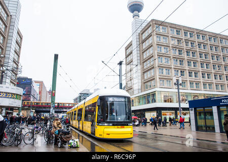 BERLIN, DEUTSCHLAND - MÄRZ 2018: Bunte Straßenbahn am Alexanderplatz im Zentrum von Berlin am kalten Ende des Winters Tag Stockfoto