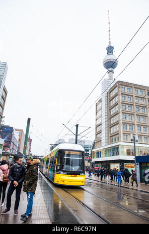 BERLIN, DEUTSCHLAND - MÄRZ 2018: Bunte Straßenbahn am Alexanderplatz im Zentrum von Berlin am kalten Ende des Winters Tag Stockfoto