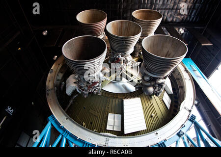 F-1-Triebwerke der ersten Stufe der Saturn V die Saturn V Halle am Davidson Zentrum für Weltraumforschung, US-Raketen- und Space Center Stockfoto