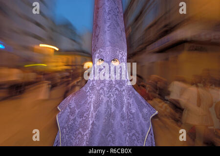 Teilnehmer des Christlichen Semana Santa Prozession in Spanien. Dies jedes Jahr in der Woche vor Ostern Stockfoto