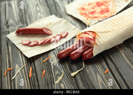 Wurst verpackt in pita Brot. Vorbereitung der Shawarma. Foto wit Stockfoto