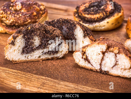 Runde Brötchen mit Mohn und Zimt Stockfoto