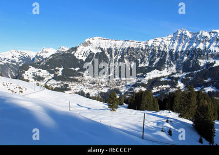 Kilometerlange Winterwanderwege in der Nähe von Mürren, Schweiz mit Blick über Lauterbrunnen Tal in Richtung Wengen. Stockfoto