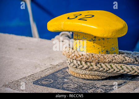 Poller mit Liegeplatz Zeile eines Trawlers Stockfoto