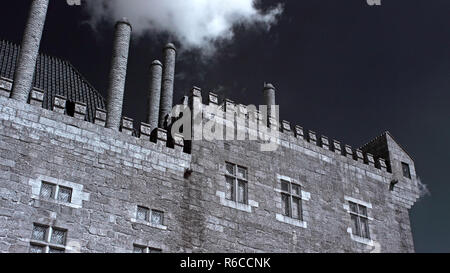 Schornsteine, Windows und andere Details aus dem fünfzehnten Jahrhundert Ducal Palace, Guimaraes, nördlich von Portugal. Schwarz und Weiß. Infrarot Filter verwendet Stockfoto