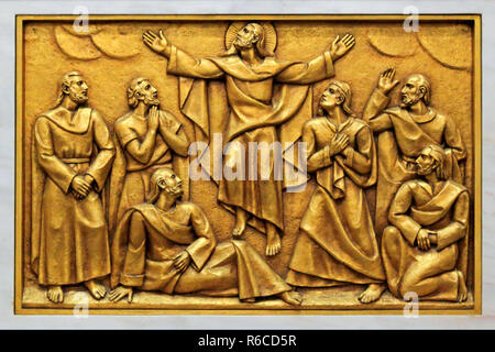 Eine der goldenen bas-relief der alten Basilika von Fatima, der einen der 14 Geheimnisse des Rosenkranzes (ähnlich wie die Stationen des Cr Stockfoto