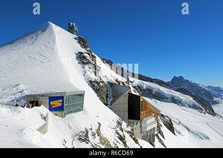 Jungfraujoch, Schweiz. Aletschgletscher, Sphinx Observatorium & Restaurant von Plateau an der höchsten Bahnhof Europas gesehen an einem sonnigen Tag Winter Stockfoto