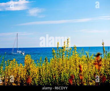 Segelschiff verankert am Strand der Ostsee Stockfoto