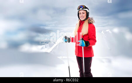 Junge Frau Skifahrer in Skiausrüstung vor dem Hintergrund der schneebedeckten Berge. Stockfoto
