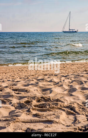 Segelboot Verankert an einem Strand in der Ostsee Stockfoto