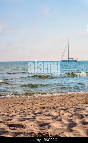 Segelboot Verankert an einem Strand in der Ostsee Stockfoto