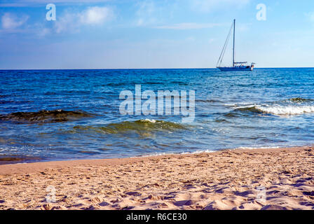 Segelboot Verankert an einem Strand in der Ostsee Stockfoto