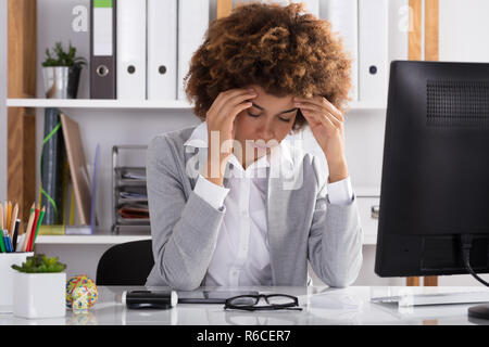Porträt einer Geschäftsfrau leiden unter Kopfschmerzen. Stockfoto