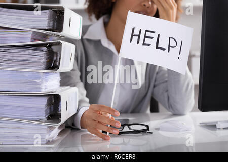 Geschäftsfrau Holding weiß Hilfe im Büro Stockfoto