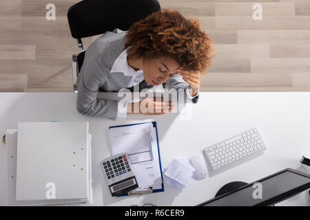 Unglücklich Afro-amerikanische Geschäftsfrau im Büro Stockfoto