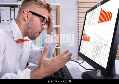 Geschäftsmann, die Grafik zu betrachten Stockfoto