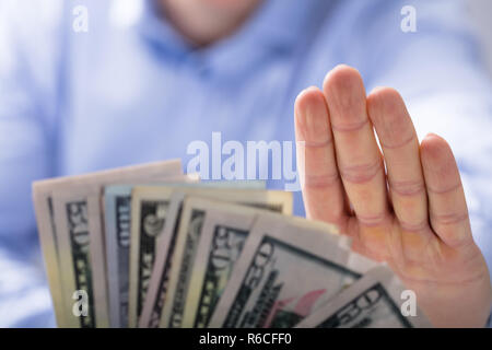 Mann die Ablehnung eines Angebots an Geld Stockfoto