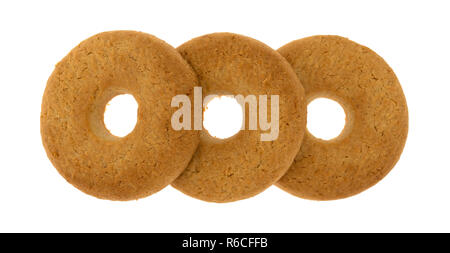 Blick von oben auf die drei coconut Cookies in einer Reihe auf einem weißen Hintergrund. Stockfoto