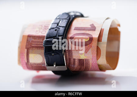 Bis zehn Euro Banknoten gebunden mit Gurt ausgerollt Stockfoto