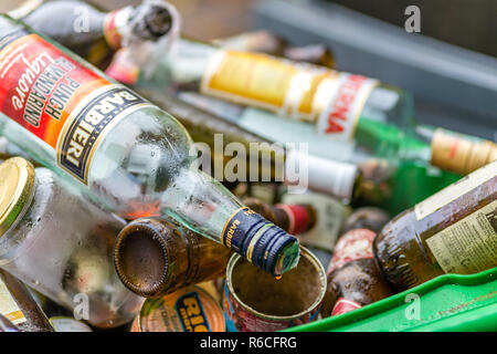 LUGO (RA), Italien - 15. NOVEMBER 2018: Tautropfen benetzt Glasflaschen in Recycling Container Stockfoto