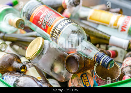 LUGO (RA), Italien - 15. NOVEMBER 2018: Tautropfen benetzt Glasflaschen in Recycling Container Stockfoto