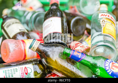 LUGO (RA), Italien - 15. NOVEMBER 2018: Tautropfen benetzt Glasflaschen in Recycling Container Stockfoto