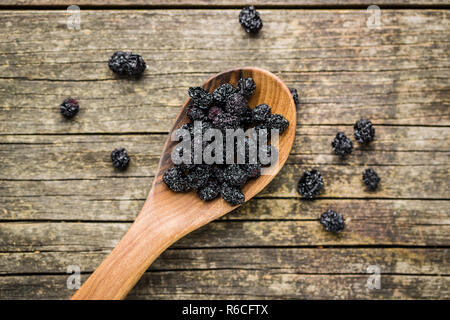 Getrocknete chokeberries. Schwarz Aronia Beeren. Stockfoto