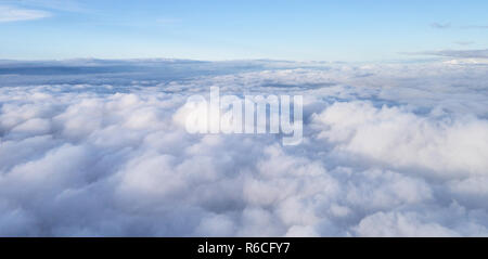 Cloudscape über Cloud. Blue Clear Sky über Graue Wolken Stockfoto